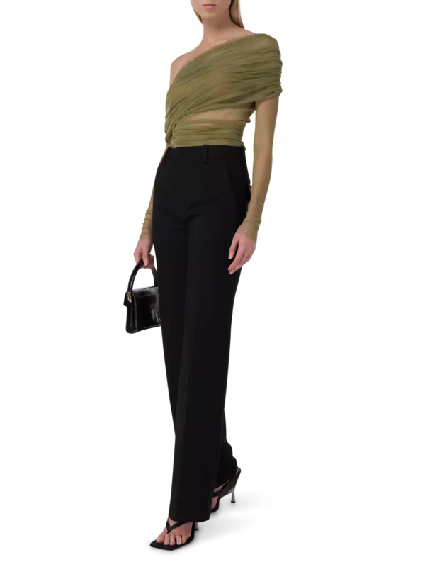 بلوزة حريرية بأكمام طويلة مع طبقة من التول