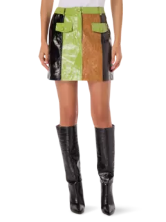 تنورة نانسي قصيرة من الجلد الصناعي بتصميم رقع