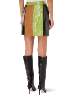 تنورة نانسي قصيرة من الجلد الصناعي بتصميم رقع