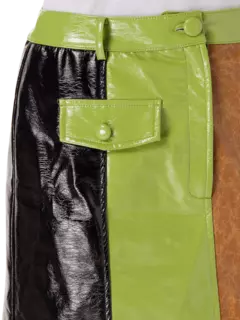 تنورة نانسي قصيرة من الجلد الصناعي بتصميم رقع