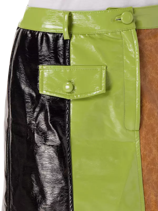 تنورة نانسي قصيرة من الجلد الصناعي بتصميم رقع