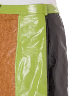 تنورة نانسي قصيرة من الجلد الصناعي بتصميم رقع