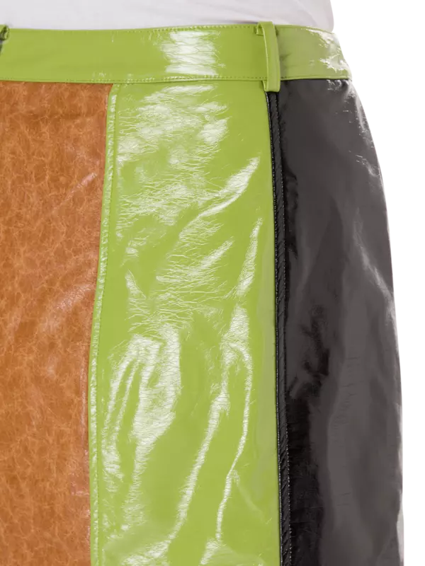 تنورة نانسي قصيرة من الجلد الصناعي بتصميم رقع