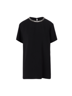 بلوزة بأكمام قصيرة وفتحة رقبة من الكريستال