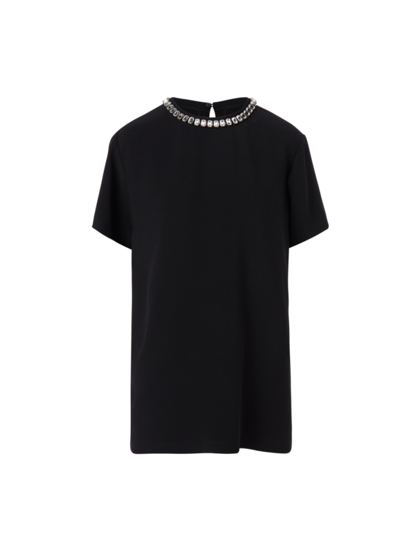 بلوزة بأكمام قصيرة وفتحة رقبة من الكريستال