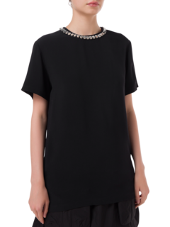 بلوزة بأكمام قصيرة وفتحة رقبة من الكريستال