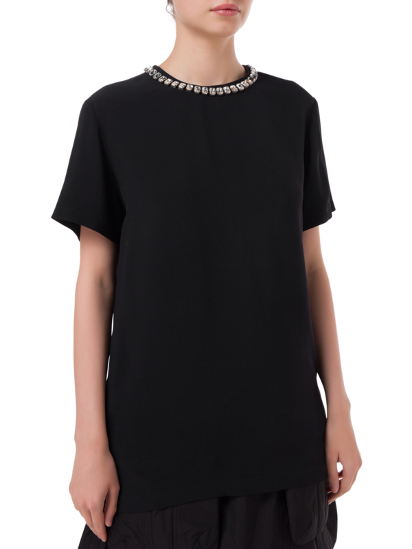 بلوزة بأكمام قصيرة وفتحة رقبة من الكريستال