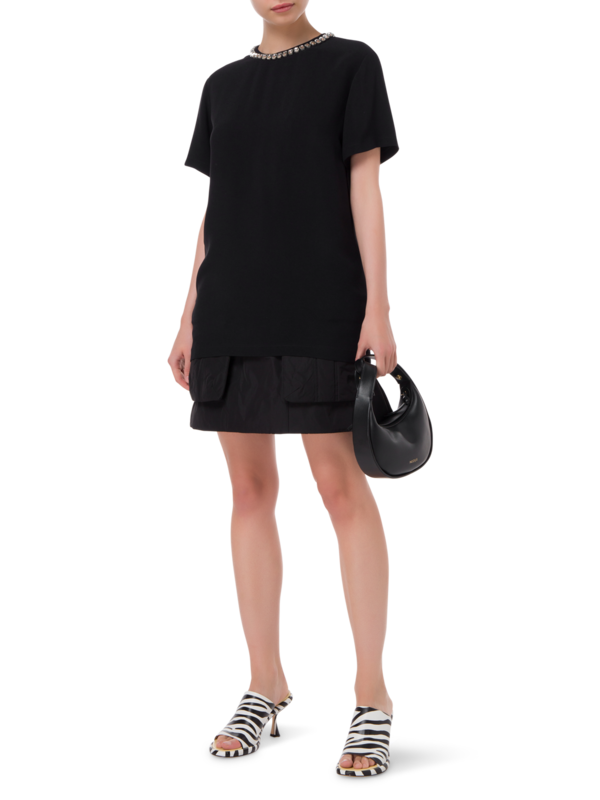 بلوزة بأكمام قصيرة وفتحة رقبة من الكريستال