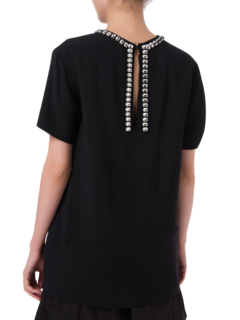 بلوزة بأكمام قصيرة وفتحة رقبة من الكريستال