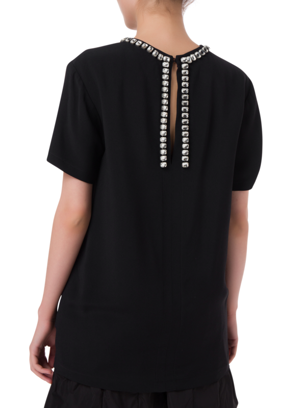 بلوزة بأكمام قصيرة وفتحة رقبة من الكريستال