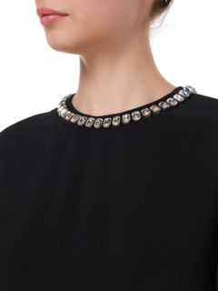 بلوزة بأكمام قصيرة وفتحة رقبة من الكريستال