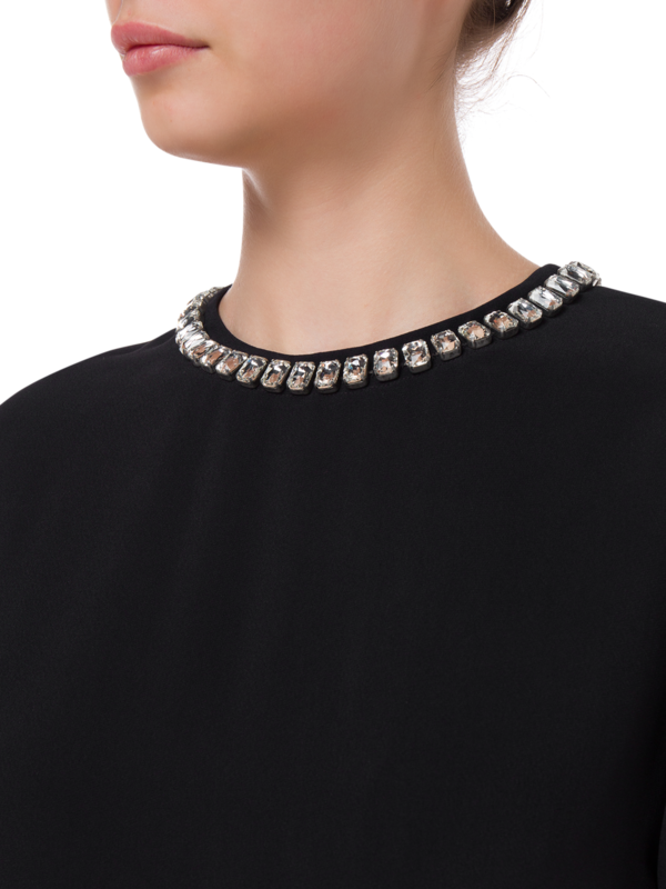 بلوزة بأكمام قصيرة وفتحة رقبة من الكريستال