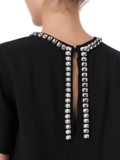 بلوزة بأكمام قصيرة وفتحة رقبة من الكريستال