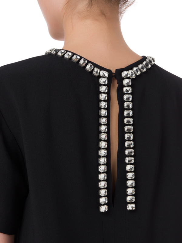 بلوزة بأكمام قصيرة وفتحة رقبة من الكريستال