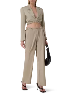 بليزر كونتورتا قصير بفتحة رقبة واسعة