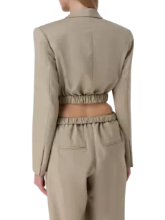 بليزر كونتورتا قصير بفتحة رقبة واسعة