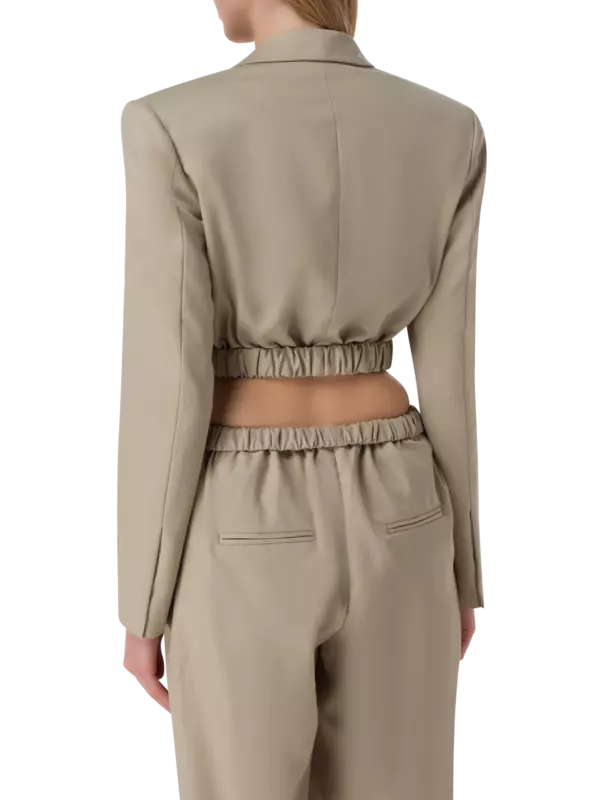 بليزر كونتورتا قصير بفتحة رقبة واسعة