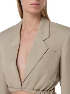 بليزر كونتورتا قصير بفتحة رقبة واسعة