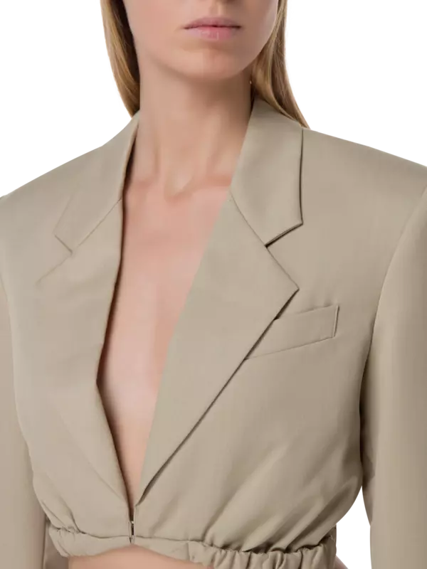 بليزر كونتورتا قصير بفتحة رقبة واسعة