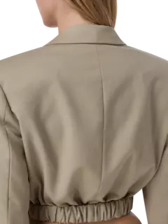 بليزر كونتورتا قصير بفتحة رقبة واسعة