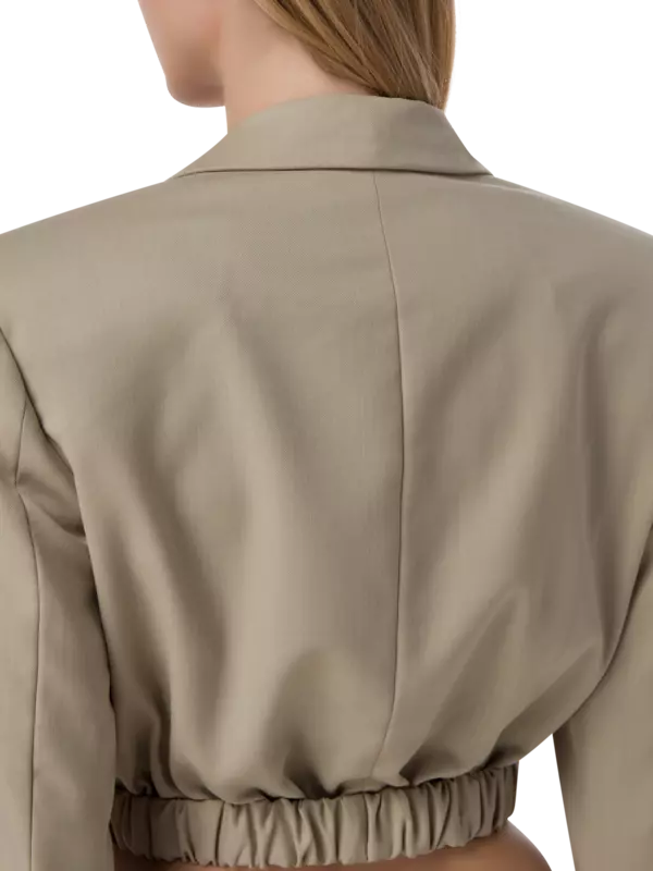 بليزر كونتورتا قصير بفتحة رقبة واسعة