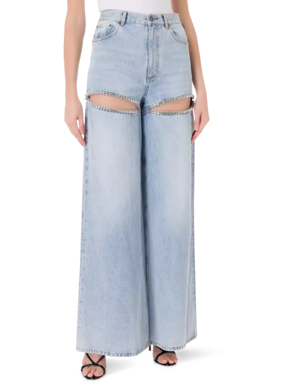 بنطال جينز بقصة أرجل واسعة وفتحة مزينة بالكريستال