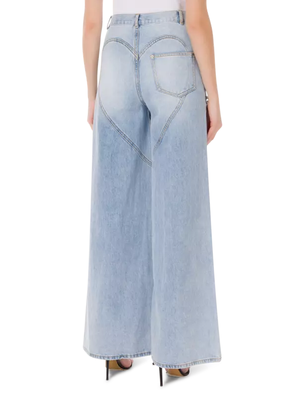 بنطال جينز بقصة أرجل واسعة وفتحة مزينة بالكريستال
