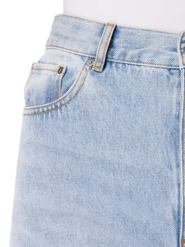 بنطال جينز بقصة أرجل واسعة وفتحة مزينة بالكريستال