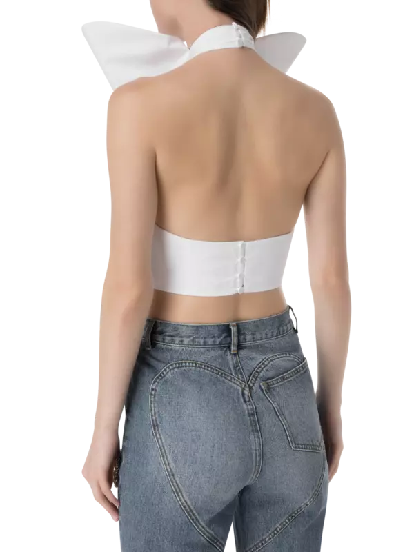 بلوزة بحمالة حول العنق مزينة بالكريستال بتصميم ممزق