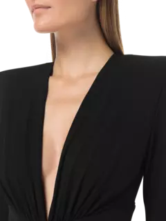 فستان طويل مكشكش بفتحة رقبة عميقة