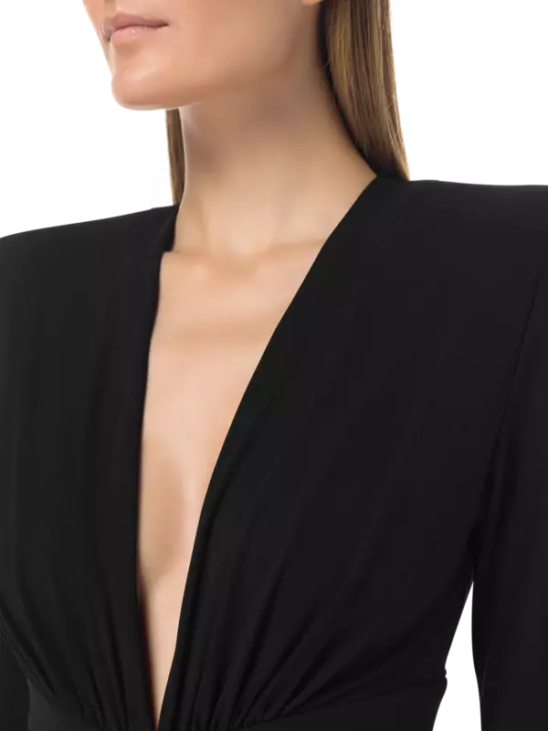 فستان طويل مكشكش بفتحة رقبة عميقة