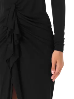 فستان طويل مكشكش بفتحة رقبة عميقة