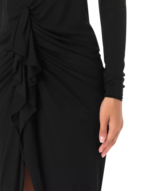 فستان طويل مكشكش بفتحة رقبة عميقة