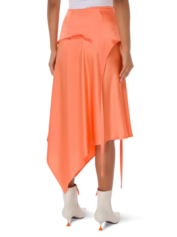 تنورة بقصة غير متماثلة