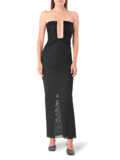 فستان بفتحة صدر عميقة عمودية وبدون حمالات