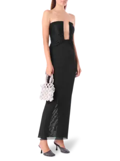 فستان بفتحة صدر عميقة عمودية وبدون حمالات