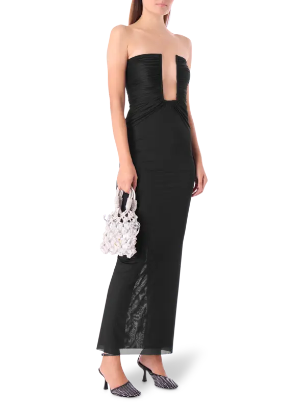 فستان بفتحة صدر عميقة عمودية وبدون حمالات