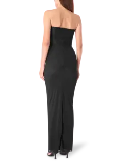 فستان بفتحة صدر عميقة عمودية وبدون حمالات