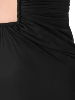 فستان بفتحة صدر عميقة عمودية وبدون حمالات