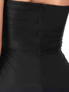 فستان بفتحة صدر عميقة عمودية وبدون حمالات