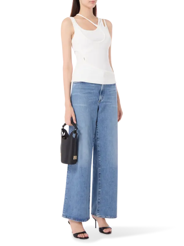 بلوزة بدون أكمام بتصميم متداخل