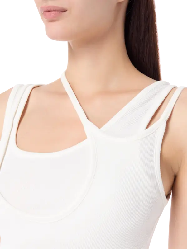 بلوزة بدون أكمام بتصميم متداخل