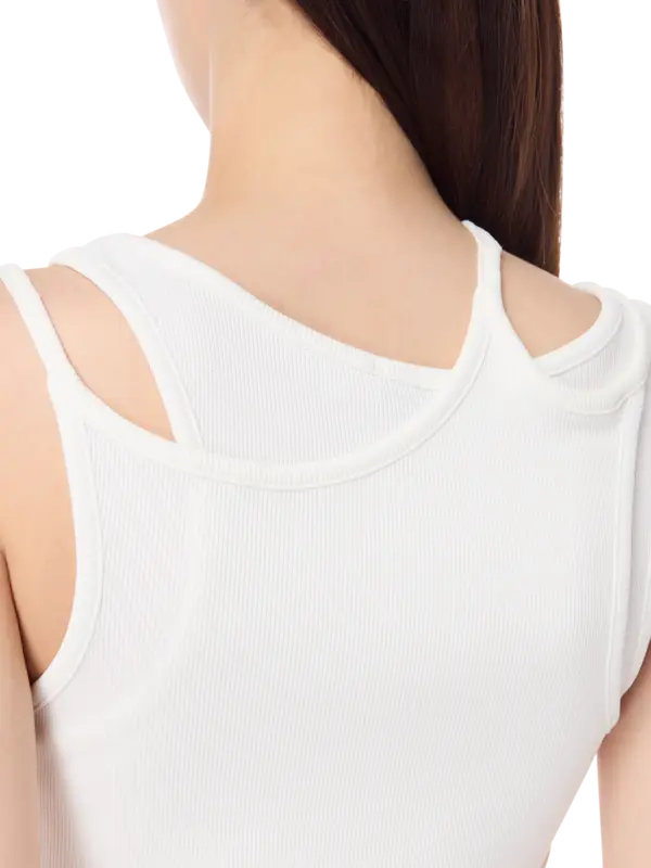 بلوزة بدون أكمام بتصميم متداخل