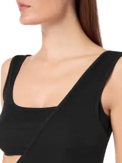 فستان بدون أكمام بتصميم متداخل