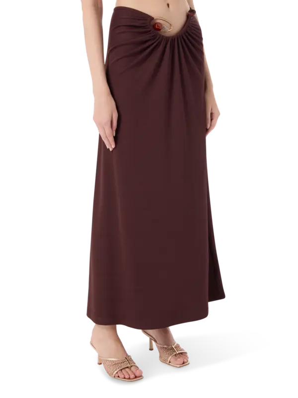 تنورة طويلة مرصعة بالكريستال بأشكال حلزونية