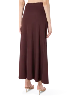 تنورة طويلة مرصعة بالكريستال بأشكال حلزونية