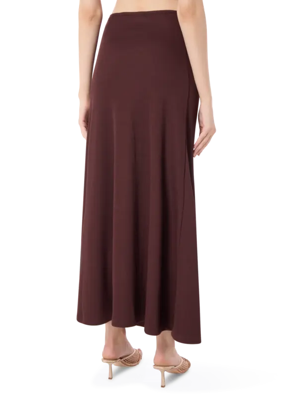 تنورة طويلة مرصعة بالكريستال بأشكال حلزونية