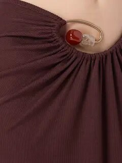 تنورة طويلة مرصعة بالكريستال بأشكال حلزونية