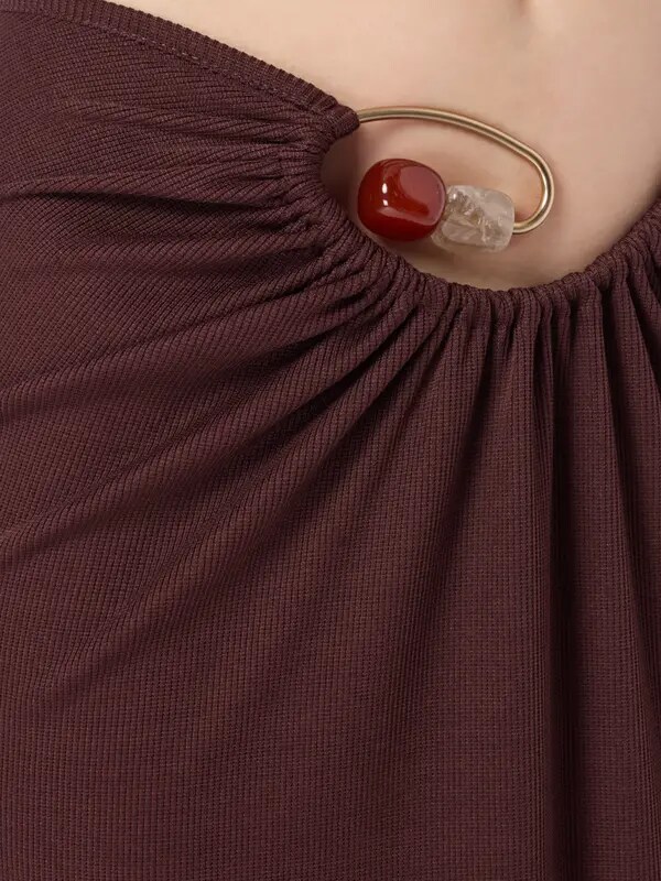 تنورة طويلة مرصعة بالكريستال بأشكال حلزونية