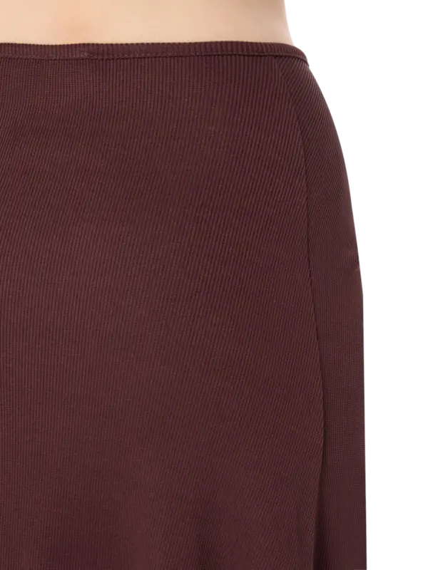 تنورة طويلة مرصعة بالكريستال بأشكال حلزونية